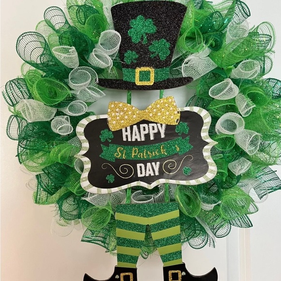 St. Patrick’s Day Green & White Decorative Mesh Wreath with glittery decor piece - Picture 5 of 10
